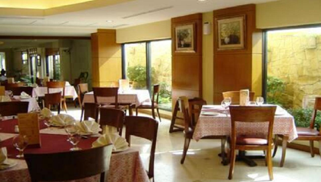 Embassy Inn, Karachi Ngoại thất bức ảnh